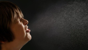 क्या छींक रोकने से जान जा सकती है? - Man ruptures throat by stifling a sneeze